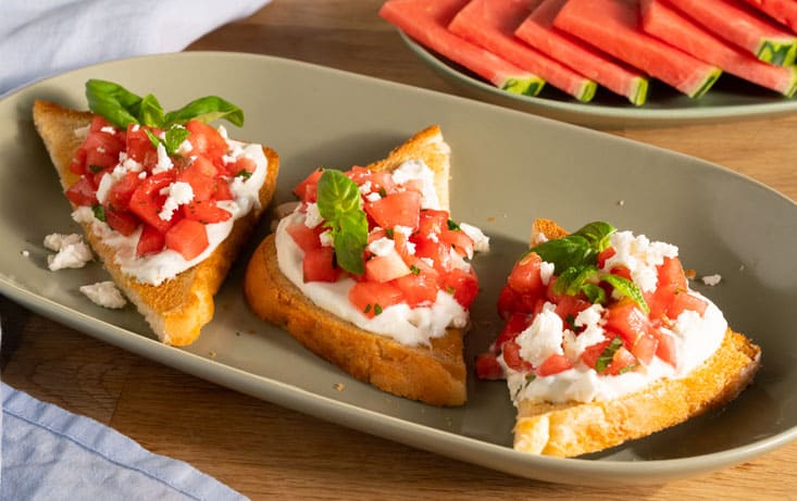 Sommerlige snitter med JätteFranska og vandmelonbruschetta - Opskrifter | Pågen